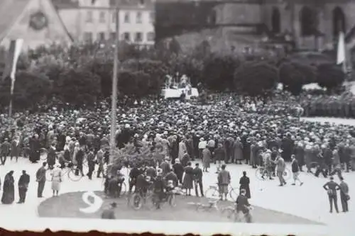 tolles altes Foto - Alt-Oetting, Kapellenplatz, Gottesdienst mit Soldaten - 20-3