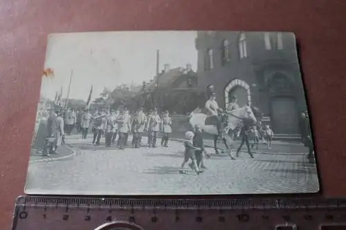 altes Foto - Festumzug - Personen in Uniform - Gebäude Laden Chr. Hisch