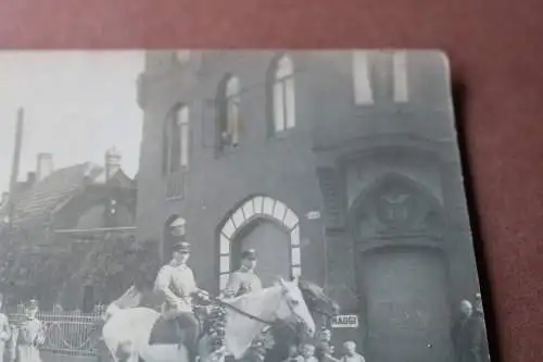 altes Foto - Festumzug - Personen in Uniform - Gebäude Laden Chr. Hisch