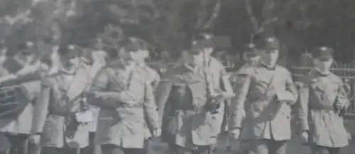 altes Foto - Festumzug - Personen in Uniform - Gebäude Laden Chr. Hisch