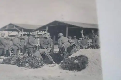 zwei alte Fotos Gruppenfoto Beisetzung eines Kameraden - Ort ???