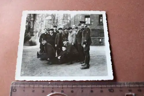 altes Foto - Gruppe Männer, Arbeiter ?? Luftschutzübung ? 