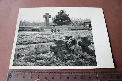 altes Foto - mir unbekannter Soldatenfriedhof - 50-70er Jahre