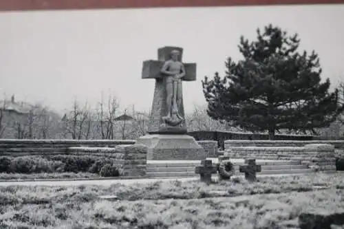 altes Foto - mir unbekannter Soldatenfriedhof - 50-70er Jahre