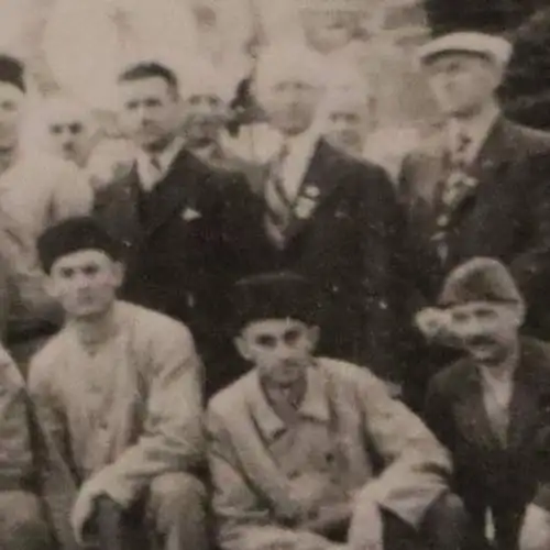 tolles altes Foto Gruppe Bergbauarbeiter - Denkmal - Ort ?? 20-30er Jahre 
