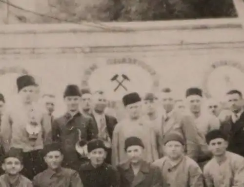 tolles altes Foto Gruppe Bergbauarbeiter - Denkmal - Ort ?? 20-30er Jahre 