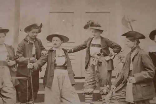 tolles altes Foto - Mädchenschule ? Neudietersdorf - Mädchen verkleidet 1900-191