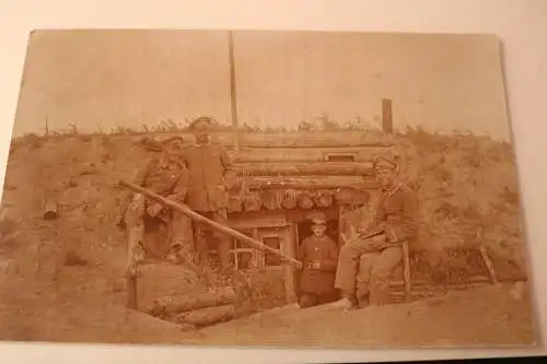 tolles altes Foto - Soldaten vor Erdbunker - Unterstand - 1917