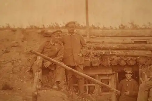 tolles altes Foto - Soldaten vor Erdbunker - Unterstand - 1917