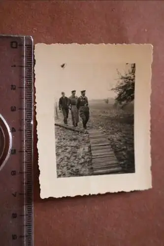 altes Foto - Soldaten Luftwaffe - General ?? Ledermantel ? gehen über Holzsteg