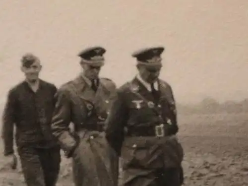 altes Foto - Soldaten Luftwaffe - General ?? Ledermantel ? gehen über Holzsteg