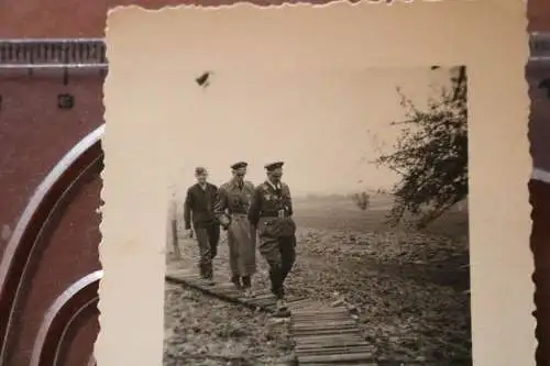 altes Foto - Soldaten Luftwaffe - General ?? Ledermantel ? gehen über Holzsteg