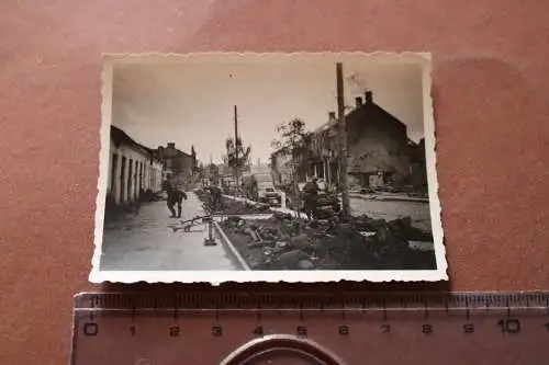 altes Foto - erschöpfte Soldaten schlafen am Strassenrand ? Ortschaft ? 