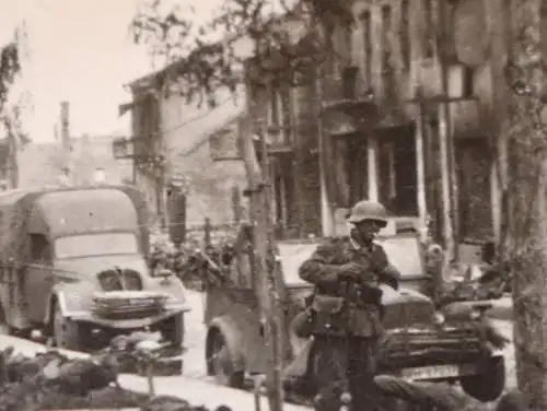 altes Foto - erschöpfte Soldaten schlafen am Strassenrand ? Ortschaft ?