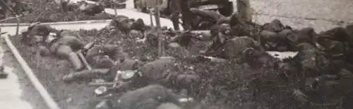 altes Foto - erschöpfte Soldaten schlafen am Strassenrand ? Ortschaft ? 