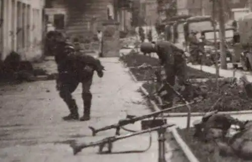 altes Foto - erschöpfte Soldaten schlafen am Strassenrand ? Ortschaft ? 
