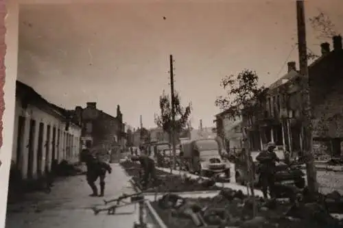 altes Foto - erschöpfte Soldaten schlafen am Strassenrand ? Ortschaft ? 