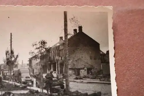 altes Foto - erschöpfte Soldaten schlafen am Strassenrand ? Ortschaft ?