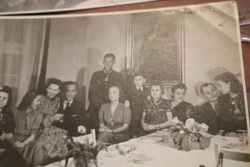 zwei alte Fotos - Silberhochzeit 1944 - Hintergrund Gemälde / Bild Offizier ?