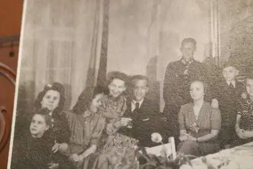 zwei alte Fotos - Silberhochzeit 1944 - Hintergrund Gemälde / Bild Offizier ?