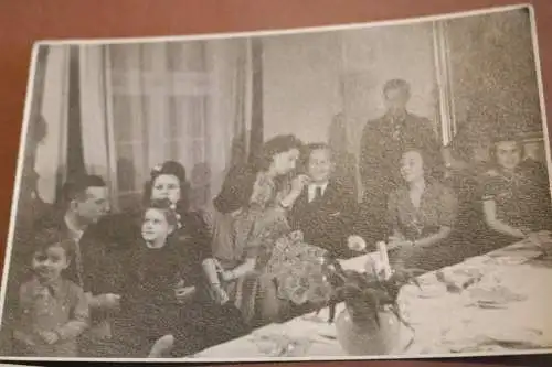 zwei alte Fotos - Silberhochzeit 1944 - Hintergrund Gemälde / Bild Offizier ?