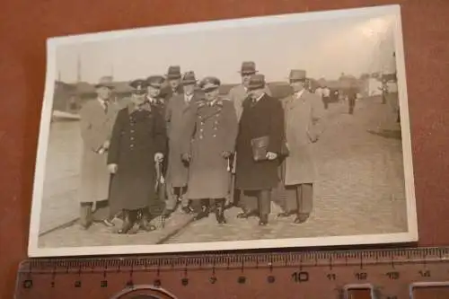 altes Foto - Gruppe Männer und Soldaten - Luftschutzübung Lübeck Umgebung