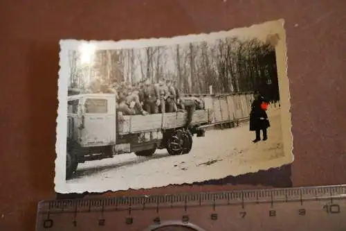 altes Foto - Gruppe Soldaten auf LKW Krupp-Diesel der Fa. Karl Götte