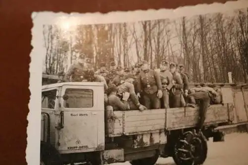 altes Foto - Gruppe Soldaten auf LKW Krupp-Diesel der Fa. Karl Götte