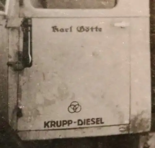 altes Foto - Gruppe Soldaten auf LKW Krupp-Diesel der Fa. Karl Götte