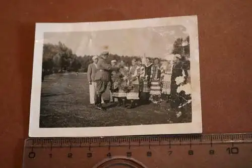 altes Foto - beleibter Offizier , General ? begrüßt Einheimische - Russland ???