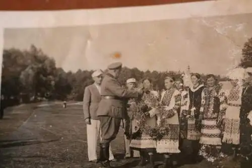 altes Foto - beleibter Offizier , General ? begrüßt Einheimische - Russland ???