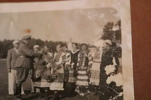 altes Foto - beleibter Offizier , General ? begrüßt Einheimische - Russland ???