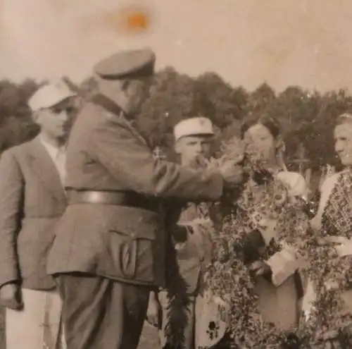 altes Foto - beleibter Offizier , General ? begrüßt Einheimische - Russland ???