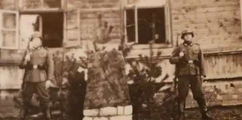 altes Foto - Soldaten bewachen unenthülltes Denkmal - Ort ??