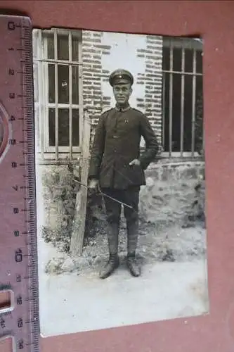 tolles altes Foto - Portrait eines Soldaten mit Gerte - 1918