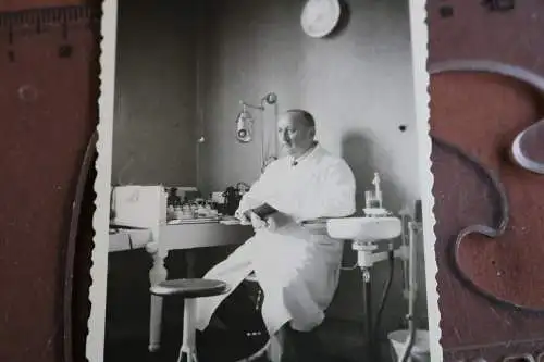 tolles altes Foto - Arzt ??? Zahnarzt ??? in seiner Praxis 