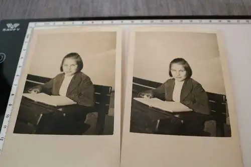 zwei tolle alte Fotos - Mädchen auf der Schulbank  1937