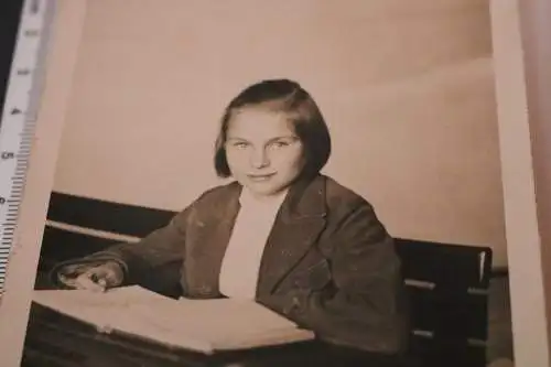 zwei tolle alte Fotos - Mädchen auf der Schulbank  1937