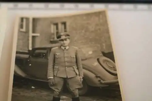 zwei tolle alte Fotos - Soldat mit Oldtimer PKW - Wehrmacht 