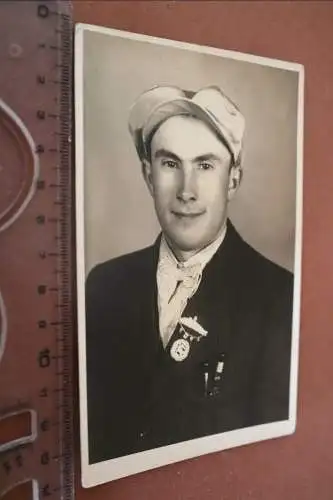 tolles altes Foto - Portrait eines Mannes - Abzeichen mir Fahnen ??? 
