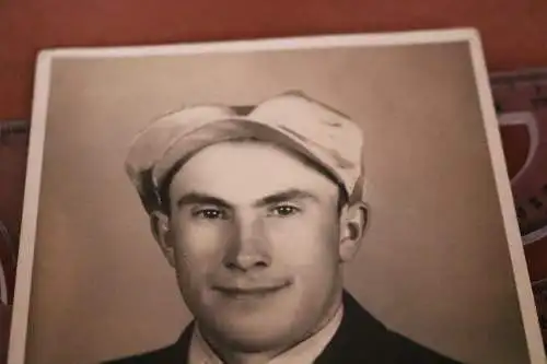 tolles altes Foto - Portrait eines Mannes - Abzeichen mir Fahnen ??? 