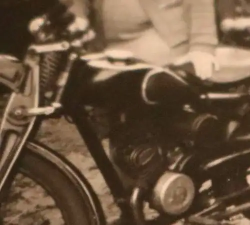 tolles altes Foto - Frau und Kind mit Oldtimer Motorrad - Marke ??