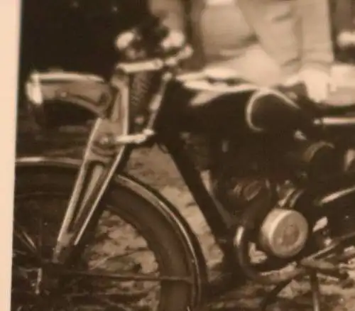 tolles altes Foto - Frau und Kind mit Oldtimer Motorrad - Marke ??