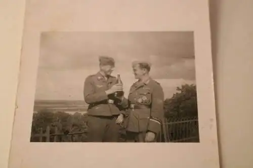 tolles altes Foto - zwei Soldaten - einer Poilzei-Div ? Ärmelband Deutsche Wehrm