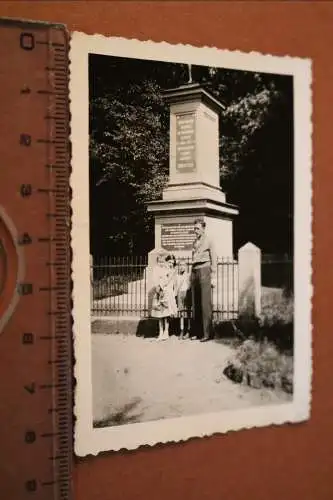 tolles altes Foto - Vater und Kinder vor Ehrendenkmal Oberstein