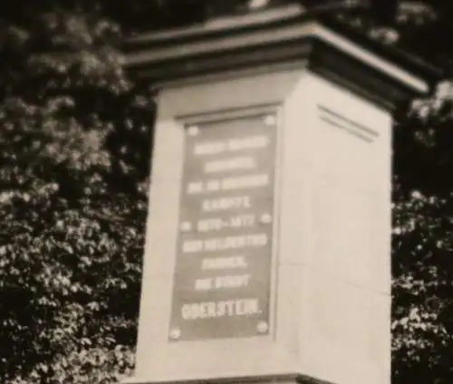 tolles altes Foto - Vater und Kinder vor Ehrendenkmal Oberstein