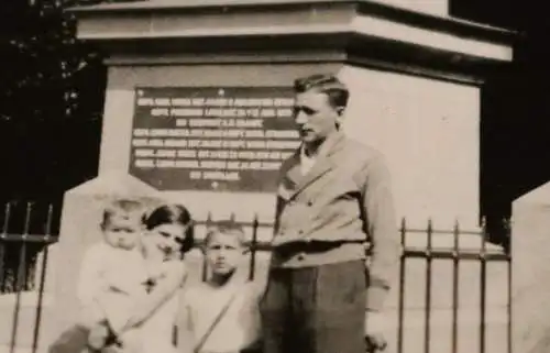 tolles altes Foto - Vater und Kinder vor Ehrendenkmal Oberstein