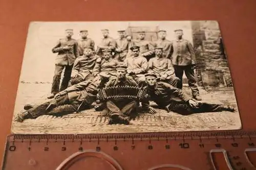 tolles altes Gruppenfoto - Soldaten - Mützenkokarde mit Soff übernäht ? 1916