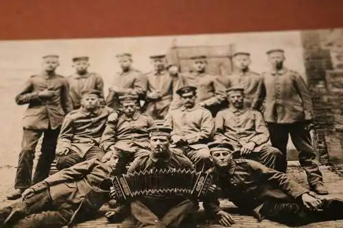 tolles altes Gruppenfoto - Soldaten - Mützenkokarde mit Soff übernäht ? 1916