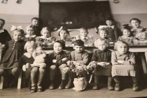 zwei tolle alte Fotos - Schulklasse - Klassenzimmer - 20-30er Jahre 
